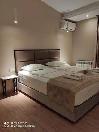 Отели типа «постель и завтрак» Garden Lounge Hotel Ереван Двухместный номер Делюкс с 1 кроватью или 2 отдельными кроватями-8