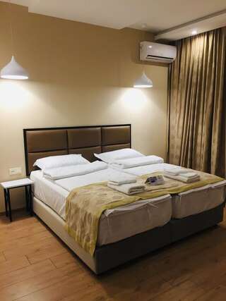 Отели типа «постель и завтрак» Garden Lounge Hotel Ереван Двухместный номер Делюкс с 1 кроватью или 2 отдельными кроватями-9