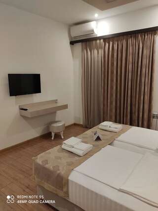 Отели типа «постель и завтрак» Garden Lounge Hotel Ереван Двухместный номер Делюкс с 1 кроватью или 2 отдельными кроватями и балконом-2