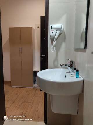 Отели типа «постель и завтрак» Garden Lounge Hotel Ереван Двухместный номер Делюкс с 1 кроватью или 2 отдельными кроватями и балконом-3