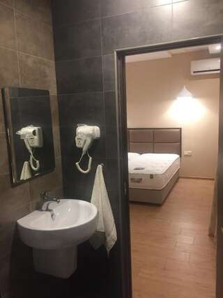 Отели типа «постель и завтрак» Garden Lounge Hotel Ереван Двухместный номер Делюкс с 1 кроватью или 2 отдельными кроватями-19