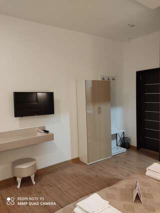 Отели типа «постель и завтрак» Garden Lounge Hotel Ереван Двухместный номер Делюкс с 1 кроватью или 2 отдельными кроватями и балконом-6